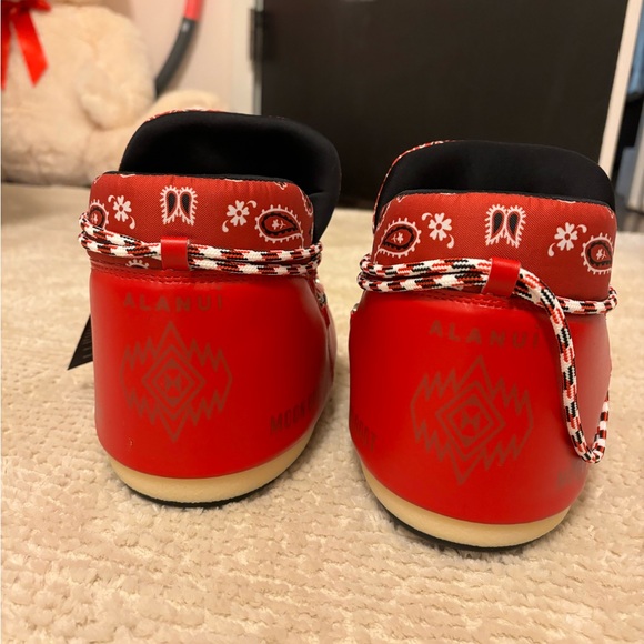 NWT Moon Boot Red Patterned Shoes size 7/7.5 - Picture 3 of 5